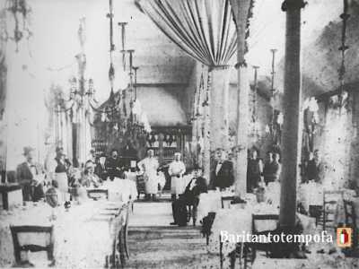 Il ristorante del primo piano era poi scandito da snelle colonne che sorreggevano eleganti archetti da cui pendevano tende. Dal soffitto scendevano invece larghi candelabri che davano luce ai tanti tavoli sottostanti